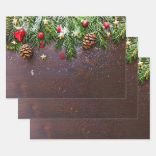 Rustikaler Weihnachtstisch mit Kiefer und Schnee Geschenkpapier Set