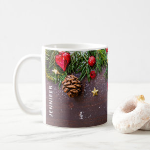 Rustikaler Weihnachtstisch mit Kiefer und Schnee Kaffeetasse