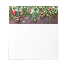 Rustikaler Weihnachtstisch mit Kiefer und Schnee Notizblock