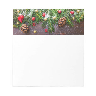 Rustikaler Weihnachtstisch mit Kiefer und Schnee Notizblock