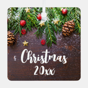 Rustikaler Weihnachtstisch mit Kiefer und Schnee Ornament Aus Metall