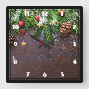 Rustikaler Weihnachtstisch mit Kiefer und Schnee Quadratische Wanduhr