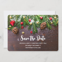 Rustikaler Weihnachtstisch mit Kiefer und Schnee Save The Date