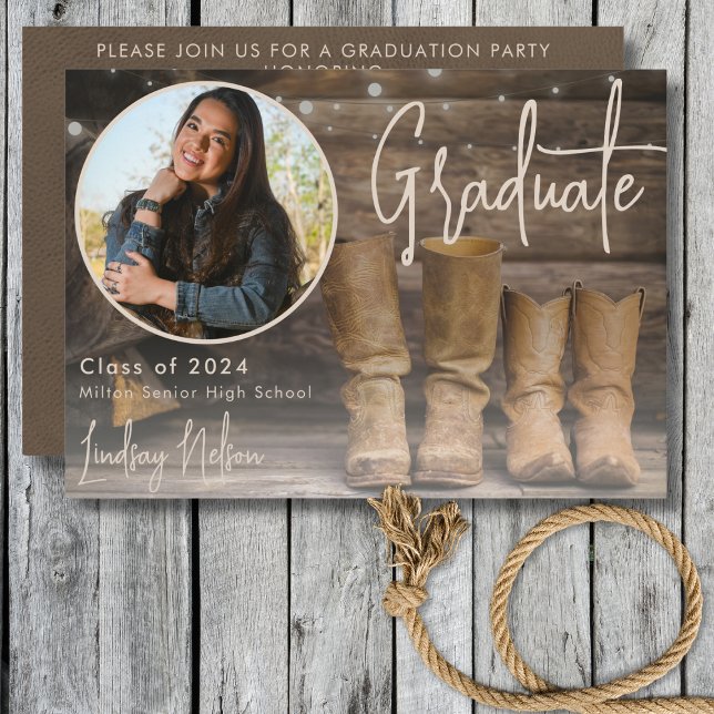 Rustikaler Western Barn & Cowboy Boot Foto Abschlu Einladung (Rustic Western Barn & Cowboy Boot Photo Graduation Invitation)
