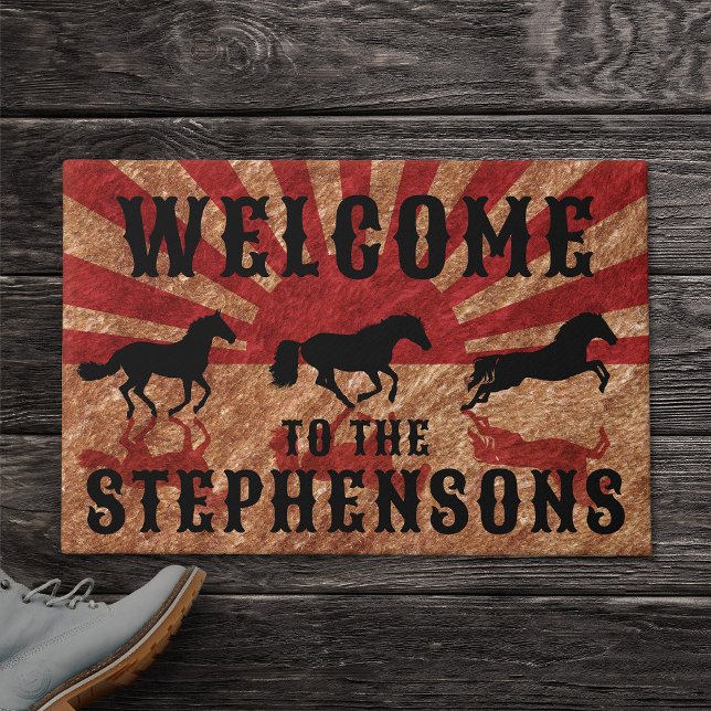 Rustikaler Western Pferde Familienname Willkommen Fußmatte (Rustic western doormat with horses and welcome family name text)