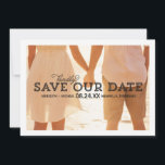 Rustikaler Whimsy | FOTO SAVE THE DATE<br><div class="desc">Diese rustikale,  skurrile Save the Date Postkarte enthält den Text "Bitte rett unser Datum" in der Mitte der Karte und überragt ein großes Foto. Passen Sie Ihre Hochzeitsdetails und Ihr Lieblings-Foto an. Auf der Kartenrückseite können zusätzliche Fotos und Text hinzugefügt werden.</div>
