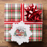 Rustikaler Winterstall Vintag Red Farmhouse LKW Ornament Karte<br><div class="desc">Mit einer schönen roten Scheune und einem Vintagen, roten LKW. Fügen Sie vorne Ihren Namen und das Jahr hinzu und personalisieren Sie den Rücken mit Ihren eigenen Fotos. Diese niedlichen Weihnachtskarten sind so lustig zu versenden und zu empfangen! Ein Teil Weihnachtskarte und ein Teil Sake, Ihre Freunde und Familie werden...</div>