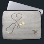 Rustikaler Wood Medical Doctor oder Krankenschwest Laptopschutzhülle<br><div class="desc">Schönes graues,  rustikales Holzkorn,  das durch ein Stethoskop in Herzform betont wird. Krankenschwestern,  Ärzte und Fachleute aus der Medizinbranche werden diese Computerärmel Liebe geben. Monogramm mit Initialen oder Titel.</div>
