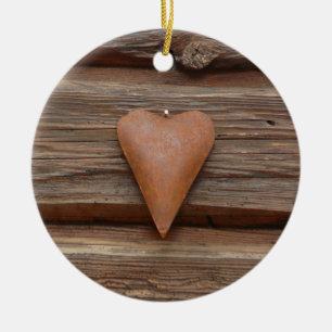 Rustikales altes Herz auf Blockhüttenholz Keramik Ornament