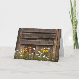 Rustikales Barnwood mit Wildblumen Karte