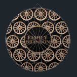 Rustikales Bauernhaus Elegantes altmodisches Holzr Dartscheibe<br><div class="desc">Die Einführung in mein Bauernhaus Dartboard Design, eine perfekte Mischung aus Retro, rustikal und alt-School Charme. Dieses einzigartige Dartboard zeichnet sich durch ein antikes Wagenrad-Design aus, das mit Ihrem Familiennamen personalisiert werden kann und somit ideal für Paare, Jungvermählte und Familien ist. Dieses Dartboard eignet sich perfekt für moderne Wohngestaltung-Liebhaber, die...</div>