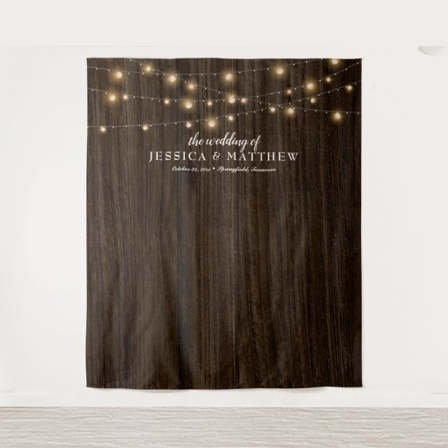 Rustikales Bauernhaus mit leuchtenden Lichtern vor Wandteppich (Vorderseite)