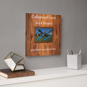 Rustikales Bed and Breakfast 🌿 Country Inn Quadratische Wanduhr