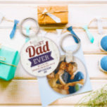 Rustikales Best Vater Jeden Vatertag Foto Schlüsselanhänger<br><div class="desc">Feiern Sie den bemerkenswerten Mann in Ihrem Leben mit diesem einzigartig gestalteten "Best Vater Ever" Foto Schlüsselanhänger. Dieses Geschenk ist rustikal, aber stilvoll, ästhetisch, die Ihre Wertschätzung für Papa perfekt verkörpert. Eingebettet in die herzliche Botschaft 'Bester Vater je' bietet dieser Schlüsselanhänger eine personalisierte Touch, indem er es Ihnen ermöglicht, Ihr...</div>