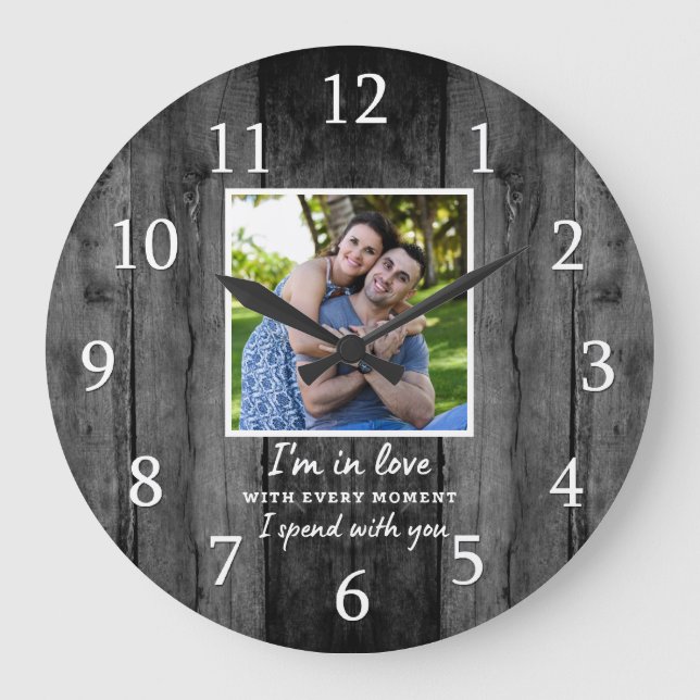 Rustikales Black Wood Wedding Jubiläum Liebe Foto Große Wanduhr (Vorderseite)