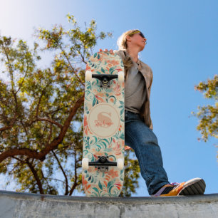 Rustikales blaues Blätter und roorfarbenes Blumenm Skateboard