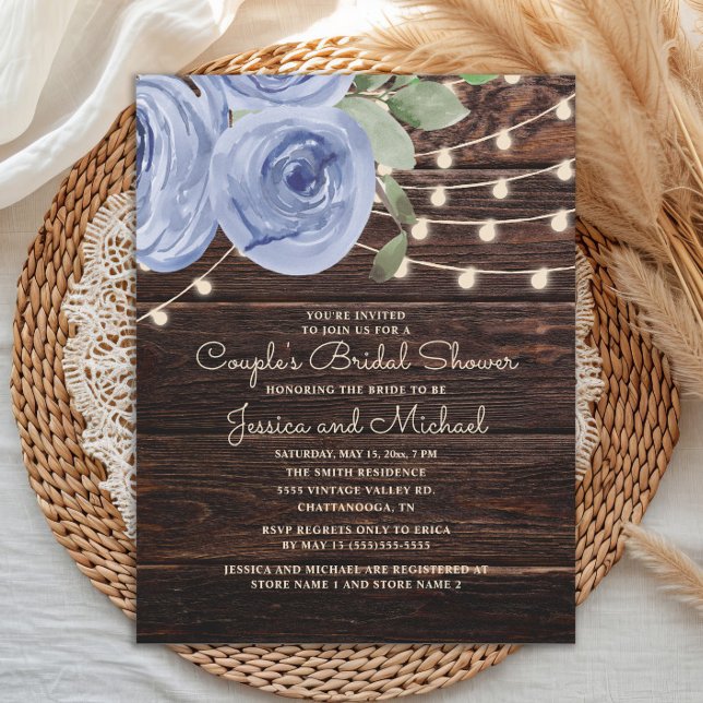 Rustikales blaues Blumenkuchen-Brautparty Einladung (Rustic wood and dusty blue watercolor floral couple's bridal shower invitation)