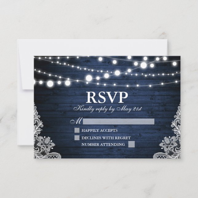Rustikales blaues Holz Lights Lace Wedding RSVP Karte (Vorderseite)