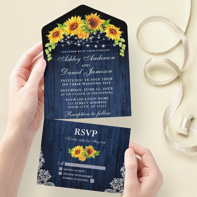 Rustikales blaues Holz Sonnenblumen Lichter Hochze All In One Einladung (All In One Wedding Invitation with tear off RSVP Card)