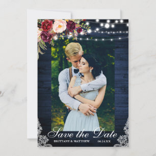 Rustikales blaues Holz und blühende Lichter stehen Save The Date