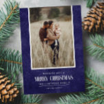 Rustikales Blue Lila Winter Weihnachts Single Foto Feiertagskarte<br><div class="desc">Dieses schlichte und rustikale Urlaubsprojekt zeigt Ihr bestes Portrait-Foto über eine rustikale Papierstruktur in lila Farbe und das Wort "Frohe Weihnachten" in Vintagem Schriftzeichen . Ideal für Grußkarten im Bauernstil. Fügen Sie einfach Ihr bestes Foto, Ihre Familiennamen und das Jahr mit der Vorlage hinzu. Fügen Sie eine persönliche Nachricht auf...</div>