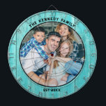 Rustikales Blue Wood Beach Haus Familienname Foto Dartscheibe<br><div class="desc">Personalisiertes Dart-Board für Party im Strandhaus.Fügen Sie dem rustikalen Dart-Board mit einem farbenprächtigen Hintergrund aus blauem Holz Familienname,  Familiennamen und festes Jahr hinzu.</div>