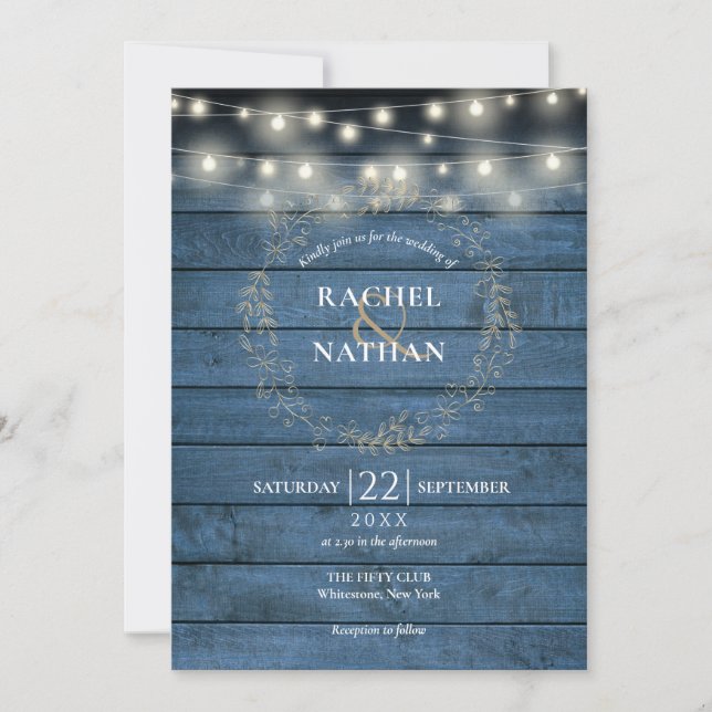 Rustikales Blue Wood String Lights Garland Wedding Einladung (Vorderseite)