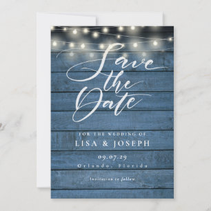 Rustikales Blue Wood String Lights Script Hochzeit Save The Date