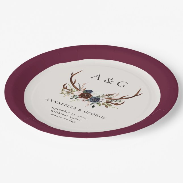 Rustikales Blumenmotiv und Junggesellendekor Pappteller (Schrägansicht)