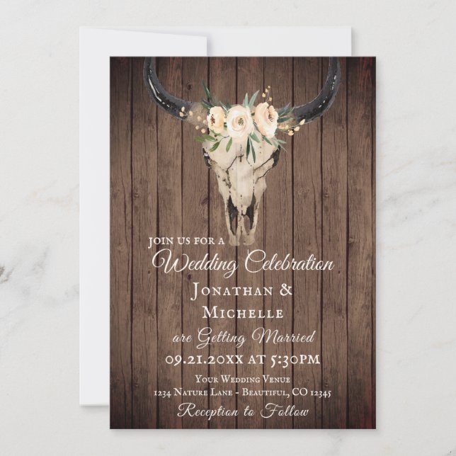 Rustikales Boho Floral Cow Skull auf Barnwood Wedd Einladung (Vorderseite)