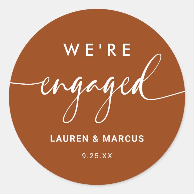 Rustikales Boho Terracotta Wir sind Verlobte Verlo Runder Aufkleber (Vorderseite)