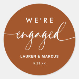 Rustikales Boho Terracotta Wir sind Verlobte Verlo Runder Aufkleber