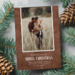 Rustikales Braun Winter Weihnachtsfest Single Foto Feiertagskarte<br><div class="desc">Dieses schlichte und rustikale Urlaubsprojekt zeigt Ihr bestes Portrait-Foto über eine rustikale Papierstruktur in Brauntönen und das Wort "Frohe Weihnachten" in Vintagem Schriftzeichen . Ideal für Grußkarten im Bauernstil. Fügen Sie einfach Ihr bestes Foto, Ihre Familiennamen und das Jahr mit der Vorlage hinzu. Fügen Sie eine persönliche Nachricht auf der...</div>