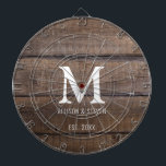 Rustikales Braunholz-Bauernhof Familie Monogramm Dartscheibe<br><div class="desc">Rustikales Brown Barn Wood Farmhouse Familie Monogram Dart Board ist mit horizontalen dunklen Imitaten Scheunenholzplanken entworfen. Es ist mit Monogramm mit einem großen weißen Initial in der Mitte, gefolgt von den Namen der Paare und etablierten Jahr. Das ist ein großartiges Party für Freunde und Familie, Hochzeitsfeiern oder Wiedersehen. KLICKEN SIE...</div>