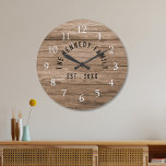 Rustikales Braunholzhaus Große Wanduhr<br><div class="desc">Familienzimmer mit rustikalem Holzfußboden für die Küchendekoration im Bauernhausstil. Personalisieren Sie sich mit dem Familiennamen und etablierten Jahr für eine einzigartige Bauernmauer.</div>