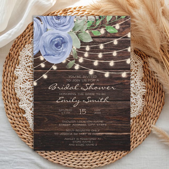 Rustikales Brautparty aus Holz mit hellblauer Blüt Einladung (Dusty blue watercolor floral and string lights on rustic wood bridal shower invitation)