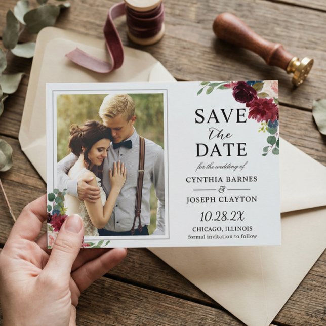 Rustikales Burgund Red Floral Classic Wedding Foto Save The Date (Von Creator hochgeladen)