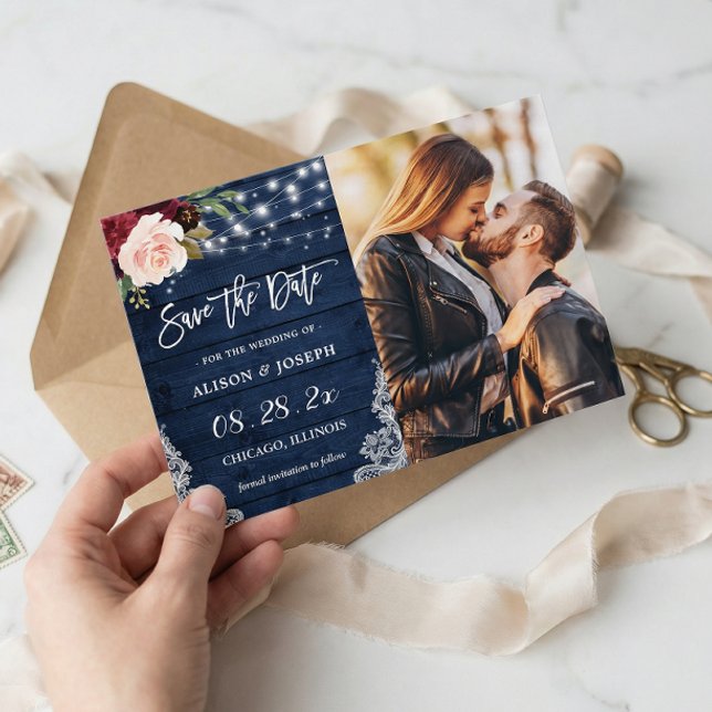 Rustikales Burgundy Blue String Lights Wedding Fot Save The Date (Von Creator hochgeladen)