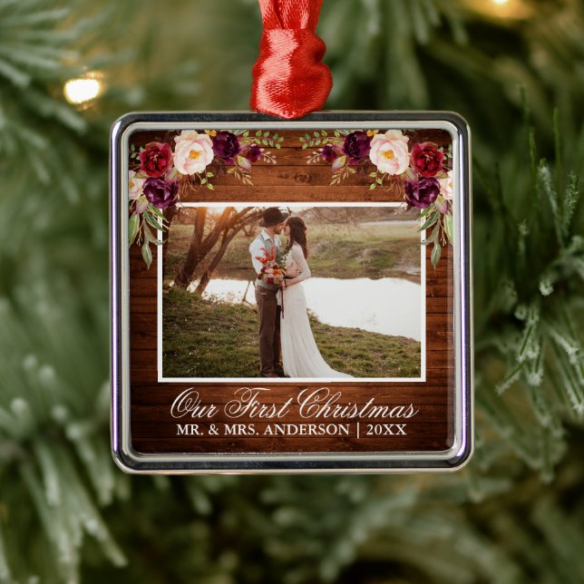 Rustikales Burgundy Blumenwald Unser erstes Weihna Ornament Aus Metall (Baum)