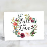 Rustikales Burgundy Rückgang der Liebe Blumenschre<br><div class="desc">Die stilvolle Hochzeitsratenkarte "Fall in Liebe" zeigt einen rustikalen Kranz mit Blume aus den Unterwasserfarben,  Rose,  Dahlien,  Blume aus Torfmotiven und Grünpflanzen in einer herrlichen Herbstpalette aus Bordeaux,  Golden Gelb,  Rosa und Grüntönen. Die Rückseite der Karte wird mit einem sich absetzenden bordeauxfarbenen Streifen-Muster bedeckt.</div>