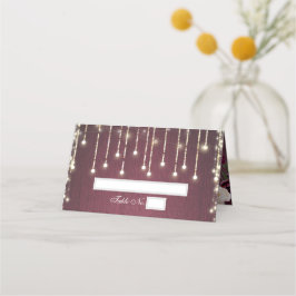 Rustikales Burgundy Wood & String Lights Hochzeit Platzkarte