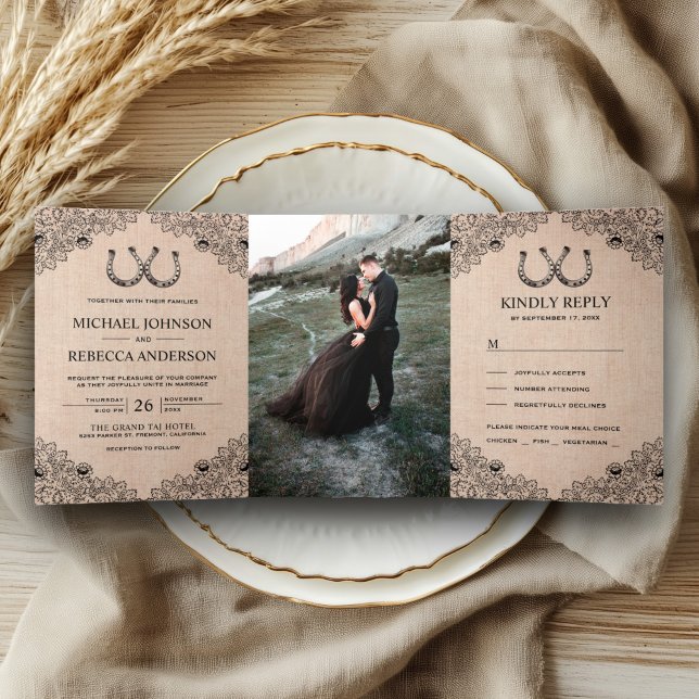Rustikales Burlap Horseshoes Lace Wedding Foto Dreifach Gefaltete Einladung (Von Creator hochgeladen)