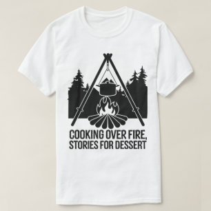 Rustikales Campfeuerkochen unter Pinienwald Nacht T-Shirt
