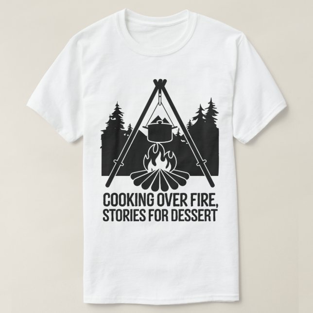 Rustikales Campfeuerkochen unter Pinienwald Nacht T-Shirt (Design vorne)