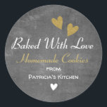 Rustikales Chalkboard gebacken mit Liebe hausgemac Runder Aufkleber<br><div class="desc">Rustikales Chalkboard aus der Küche der Aufkleber für Ihre hausgemachten Kekse und Kuchen. Personalisieren Sie mit Ihrem Namen.</div>