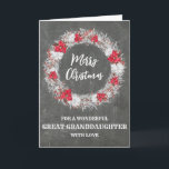 Rustikales Chalkboard Große Enkeltochter Weihnacht Karte<br><div class="desc">Frohe Weihnachten für die Urenkelterkarte mit rustikalem Country-Chalkboard-Muster und schneebedecktem Kranz mit Poinsettias.</div>