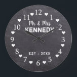 Rustikales Chalkboard Mr. und Mrs. Wedding Große Wanduhr<br><div class="desc">Hochzeitsuhr mit rustikalem Chalkboard-Hintergrund. Personalisieren Sie die Uhr im Bauernstil mit dem Nachnamen des neuen Ehepaares für ein einzigartiges Hochzeitstag-Geschenk.</div>