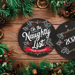 Rustikales Chalkboard "On the Naughty List". Chris Keramik Ornament<br><div class="desc">Mit diesem eleganten Chalkboard-Ornament vervollständigen Sie Ihre Urlaubsstimmung mit einer Touch rustikalen Charmes. Handgefertigt aus dem flachen Kreis MDF, enthält es den skurrilen Satz "On the Naughty List. Ich bedauere Nichts!" in der passenden Typografie auf einem schwarzen Chalkboard-Hintergrund. Jedes Zierwerk ist mit feinen, weißen Efeu-Blätter und festlich roten Heiligenbeeren verziert...</div>