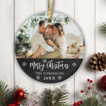 Rustikales Chalkboard Snowflake Foto Frohe Weihnac Keramik Ornament<br><div class="desc">Rustikale Chalkboard Schneeflocken Hand Schreiben "Frohe Weihnachten" Familie Foto Ornament. Enthält ein Foto für die ganze Familie,  einen fröhlichen Weihnachtstext,  der in handgeschriebenem Kalligrafieschrift geschrieben ist,  Schneeflocken und das Jahr auf schwarzer Tafel oder schwarzer Tafel farbiger Hintergrund. Einfach zu personalisieren.</div>