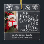 Rustikales Chalkboard Snowflake Frohe Weihnachten Keramikornament<br><div class="desc">Schönes typografisches Urlaubssornament. "Es ist die schönste Zeit des Jahres" erscheint in weißer handgeschriebener Typografie auf einem kohlegrauen Kalkboard-Hintergrund mit weißen Schneeflocken mit einem Foto aus der Familie.</div>